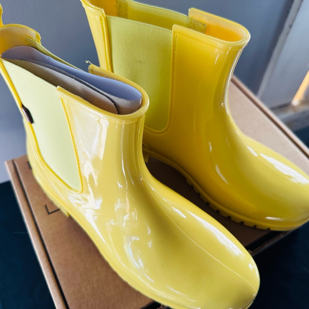 Garden rain boots